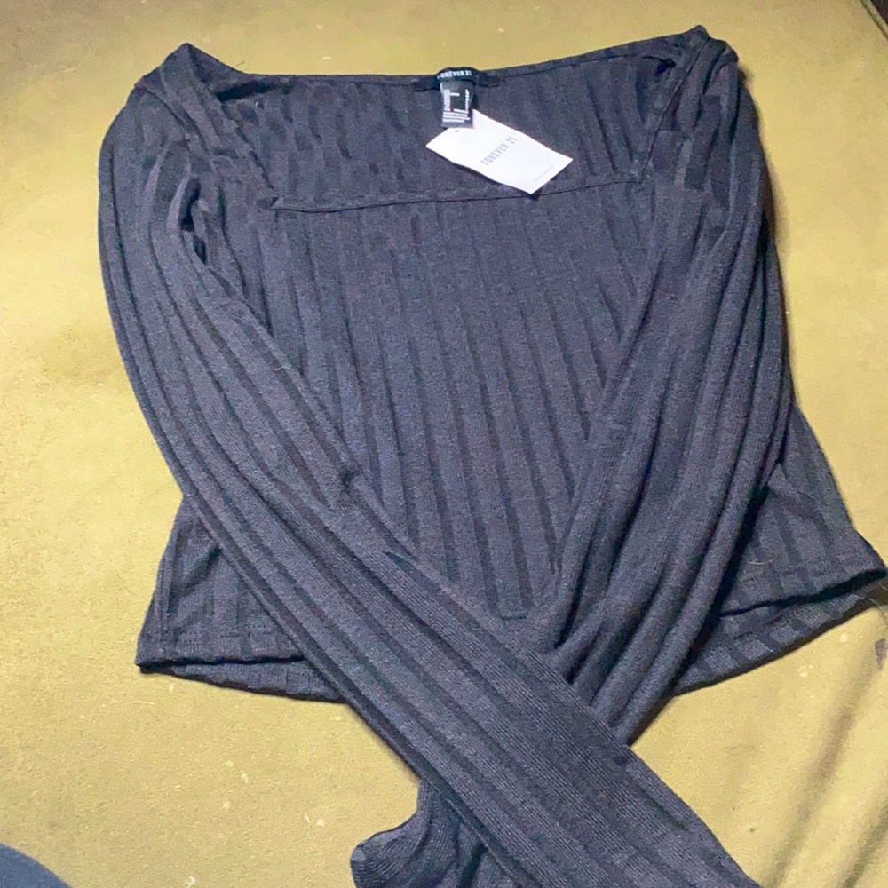Selling this cute knit top